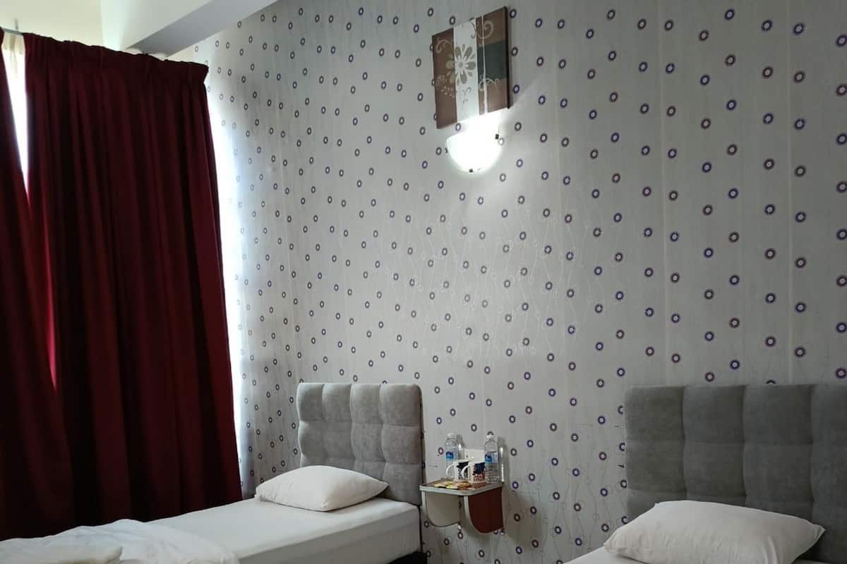 Deluxe Twin Room | Iron/ironing board, free WiFi