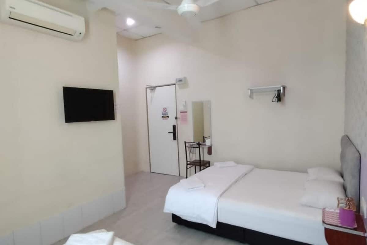 Triple Room | Iron/ironing board, free WiFi