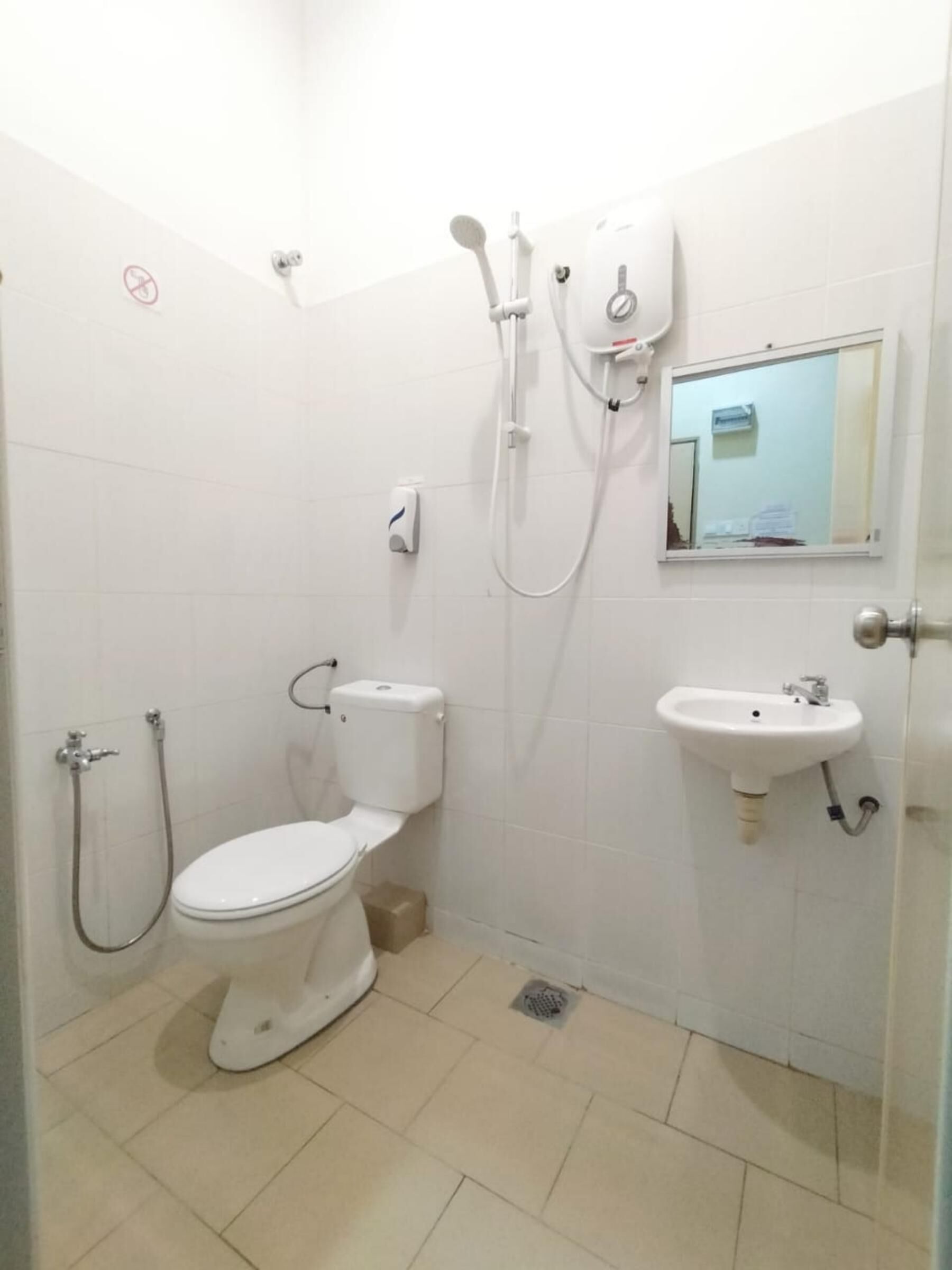 Quarto solteiro | Banheiro | Chuveiro, secador de cabelo (mediante solicitação), sabonete, shampoo