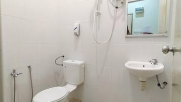 Quarto solteiro | Banheiro | Chuveiro, secador de cabelo (mediante solicitação), sabonete, shampoo