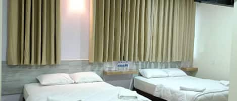 Quarto família | Ferros/tábuas de passar roupa, Wi-Fi de cortesia