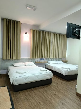 Tabla de planchar con plancha y wifi gratis . Hotel Bestari