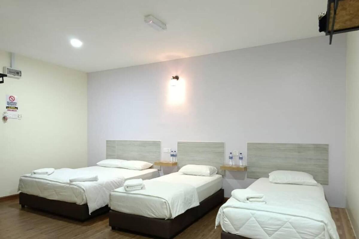 Family Room | Iron/ironing board, free WiFi