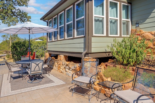 1/2 Mi to Lake Lawtonka: Mtn-view Haven!