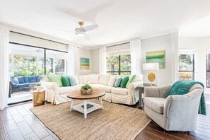 Smart TV - Golf Cart ~ Pet Friendly ~ Resort Beach Access (Miramar Beach)