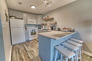 Kühlschrank, Mikrowelle, Ofen, Herdplatte