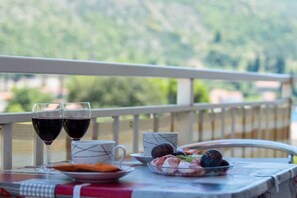 Outdoor dining - Apartments Njirić - Comfort Studio with Balcony Sea View - No.4 (Zaton)