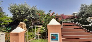 Property grounds - Villa Hibiscus equals relaxation and comfort (Tertenia)