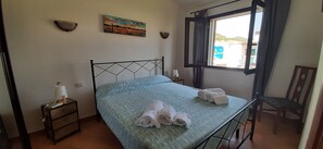2 Schlafzimmer, Schreibtisch, Bügeleisen/Bügelbrett, Reisekinderbett