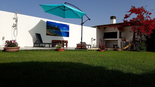 Property grounds - Villa Hibiscus equals relaxation and comfort (Tertenia)