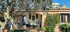 Outdoor dining - Villa Hibiscus equals relaxation and comfort (Tertenia)