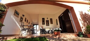 Outdoor dining - Villa Hibiscus equals relaxation and comfort (Tertenia)