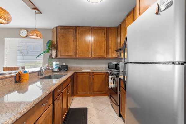 Coffee/tea maker, fridge, microwave, oven