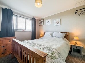4 bedrooms, free WiFi, bed sheets - Eco Friendly White House Sleeps 8 (Colwyn Bay)