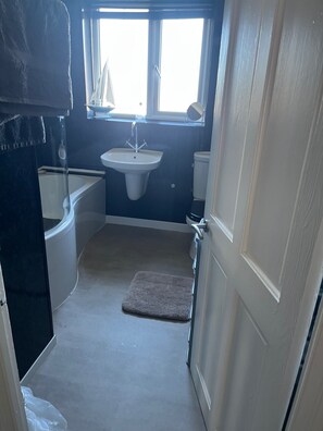 Combined shower/bathtub, deep-soaking bathtub, towels - Eco Friendly White House Sleeps 8 (Colwyn Bay)