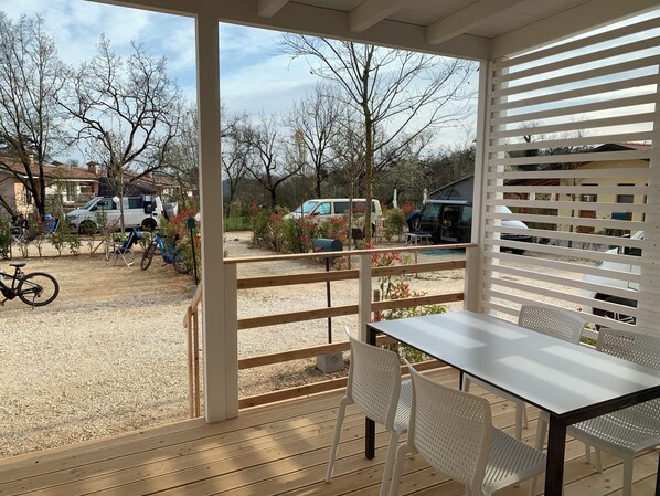 Junior Mobile Home, Patio