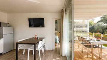 Mobile Home Premium, patio | Couette en duvet d'oie, coffres-forts dans les chambres, Wi-Fi gratuit