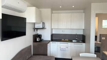 Junior Mobile Home, Patio | Private kitchen | Mini-fridge, microwave, stovetop, cookware/dishes/utensils