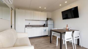 Casa mobile Premium, patio | Cucina privata | Mini-frigorifero, microonde, piano cottura, pentole/stoviglie/utensili