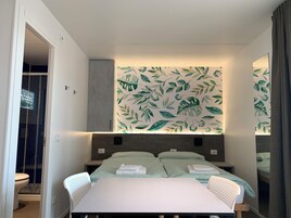 Casa móvil junior, patio | Edredones de plumas, caja fuerte, wifi gratis y ropa de cama