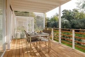 Mobile Premium-Unterkunft, Terrasse | Daunenbettdecken, Zimmersafe, kostenloses WLAN, Bettwäsche