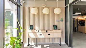 Kios check-in/check-out