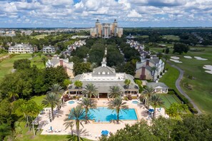 Een groot resort met een centraal gelegen zwembad, diverse gastvrije villa's en een golfbaan.