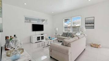 Apartment | 4 bedrooms, desk, Internet