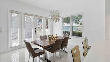 Apartment | 4 bedrooms, desk, Internet