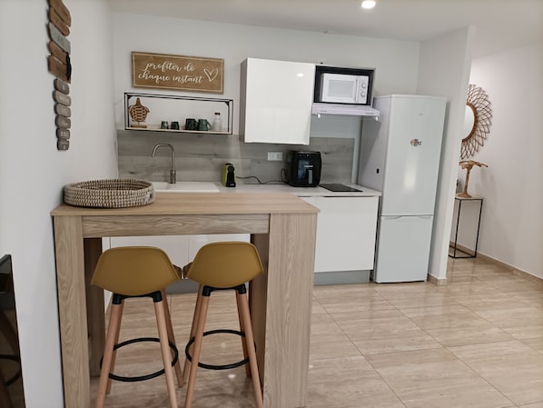 Micro-ondes, plaque de cuisson, chaise haute
