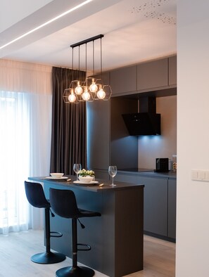 Dining - Executive 1BR Duplex, Sleeps Up to 4, Near Promenada Mall, 75” TV & Fast Wi-Fi (București)