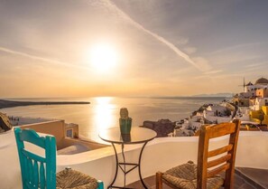 Outdoor dining - Sophia Castle View Suite with Panoramic Caldera View (Oía)