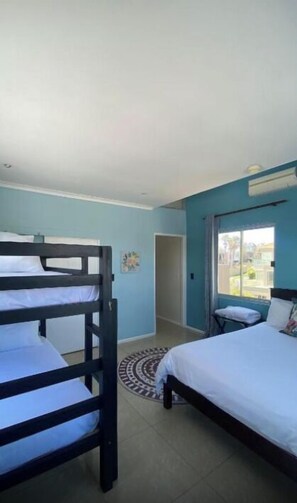 Suite Deluxe, balcon, vue mer | Coffres-forts dans les chambres, bureau, Wi-Fi gratuit