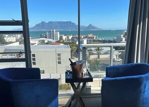 ファミリー スイート バルコニー シービュー | リビング エリア