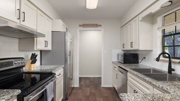 Micro-ondes, four, plaque de cuisson, lave-vaisselle