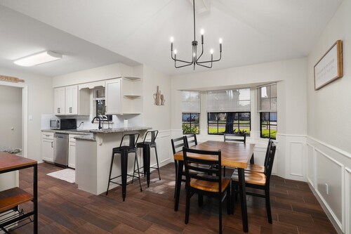 Sharyland Home with Jacuzzi & Playset, Sleeps 11!