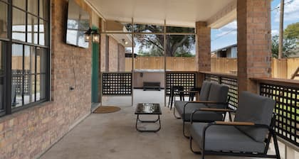 Sharyland Home with Jacuzzi & Playset, Sleeps 11!