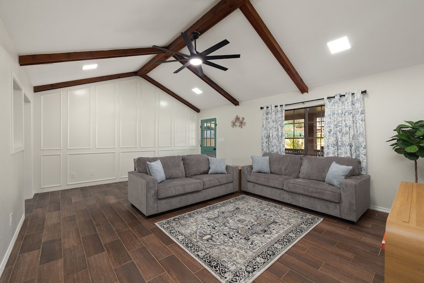 Sharyland Home With Jacuzzi & Playset, Sleeps 11! - Mission, TX
