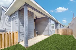 Exterior - Luxurious Home Retreat with stylish design (Houston)