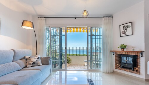 3-Bed Seaview Escape: Pool, Garage, 4 Terraces