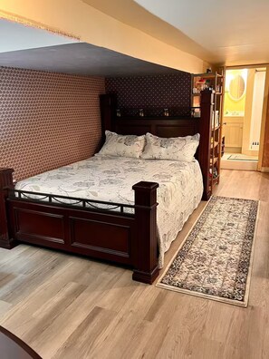 1 chambre, bureau, fer et planche à repasser, lit parapluie