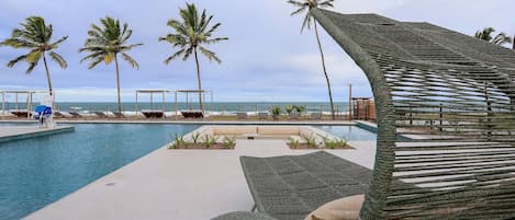 6 piscinas al aire libre, camas de piscina gratis, sombrillas