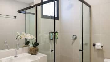 Apartamento premium | Banheiro | Chuveiro, produtos de toalete grátis