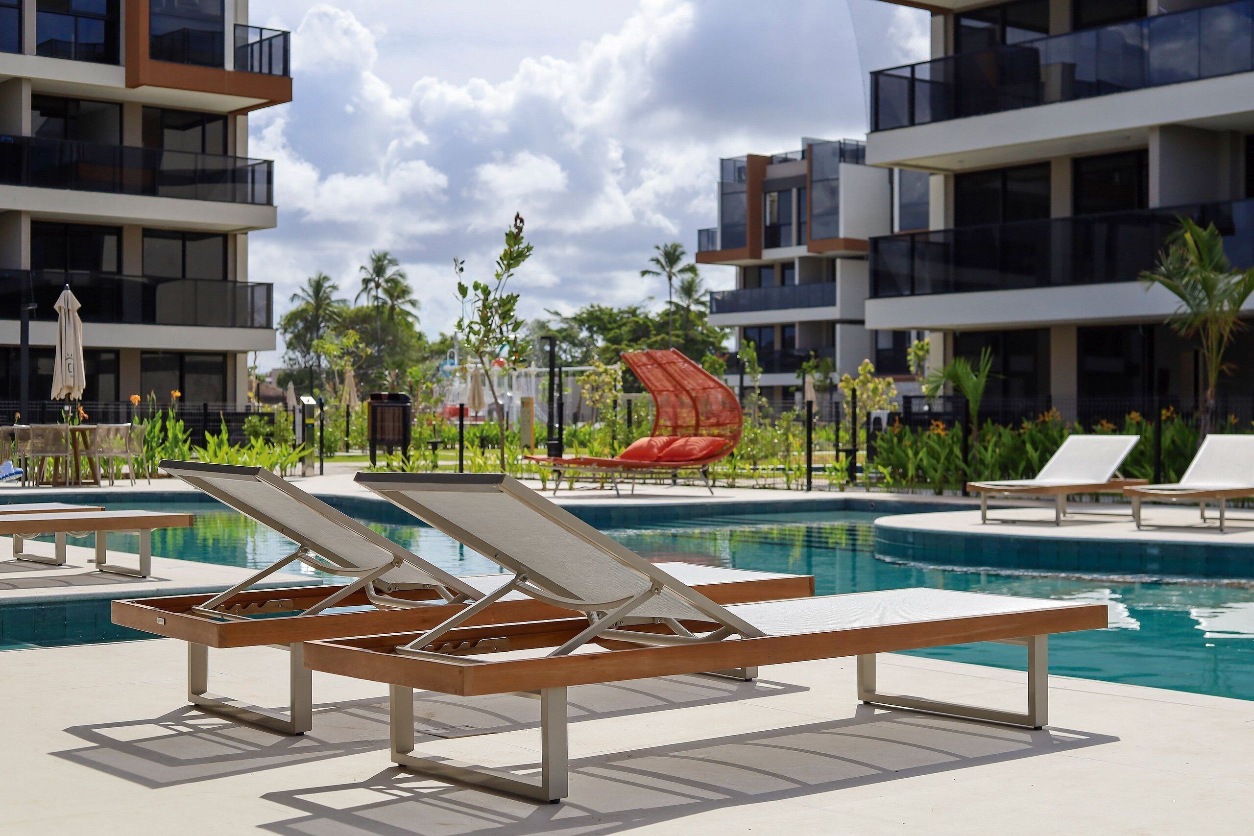 6 outdoor pools, free pool cabanas, pool umbrellas