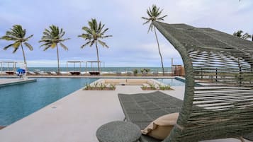 6 piscinas externas, barracas de cortesia, guarda-sóis