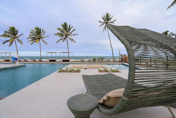 6 outdoor pools, free pool cabanas, pool umbrellas