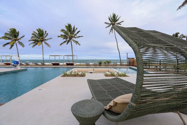 6 piscinas al aire libre, camas de piscina gratis, sombrillas