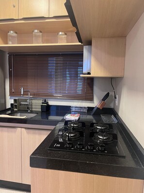 Full-size fridge, microwave, cookware/dishes/utensils