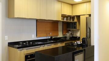 Premium Apartment | Dapur peribadi | Peti sejuk/penyejuk beku saiz penuh, ketuhar gelombang mikro