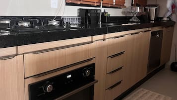 Appartamento Premium | Cucina privata | Frigorifero con congelatore, microonde, pentole/stoviglie/utensili